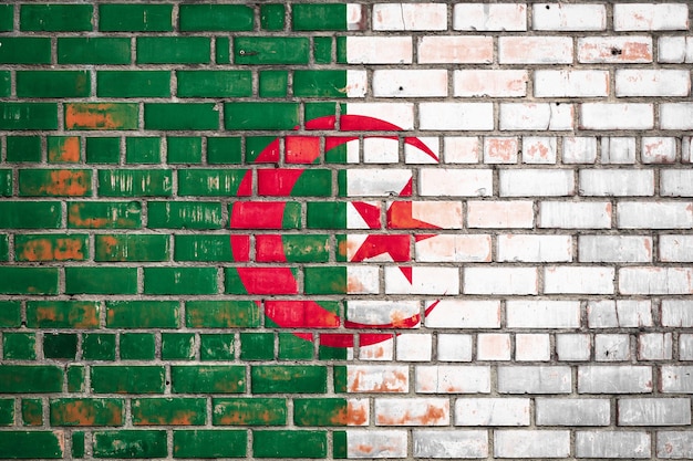 Nationalflagge Algeriens auf einem Grunge-Backstein-Hintergrund