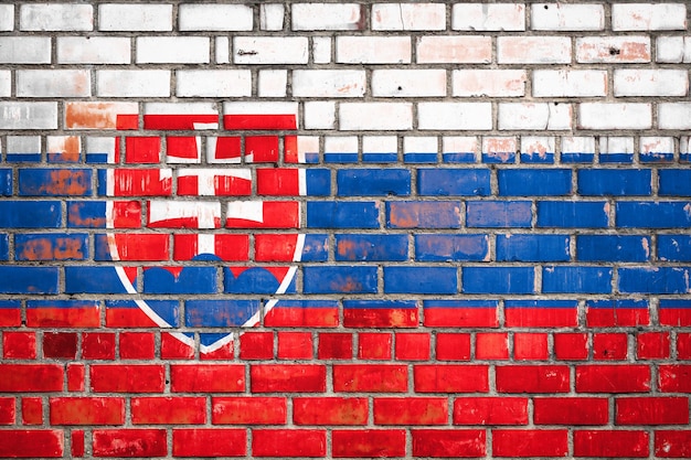Nationalflagge der Slowakei auf einem Grunge-Backstein-Hintergrund