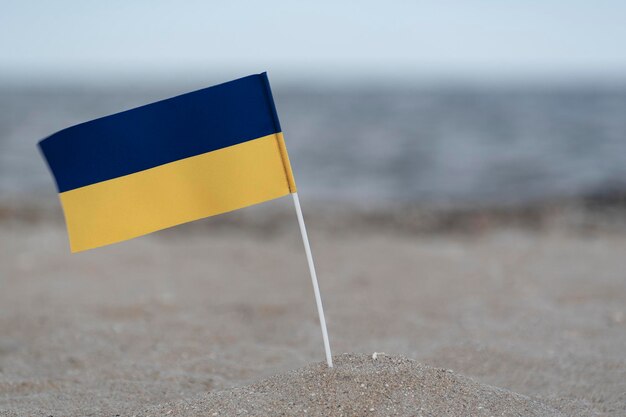 Nationalflagge der Ukraine am Meer Blaue und gelbe Flagge