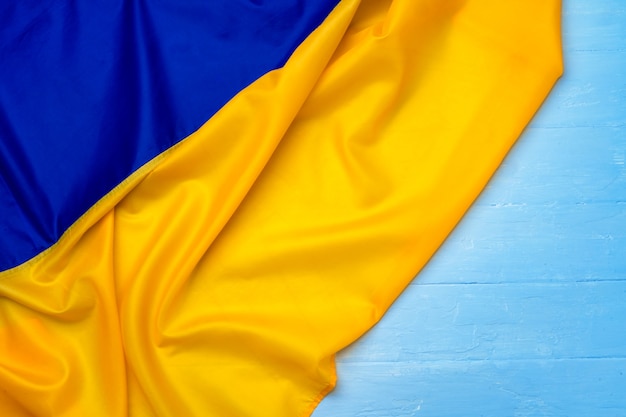 Foto nationalflagge der ukraine auf dunklem holz