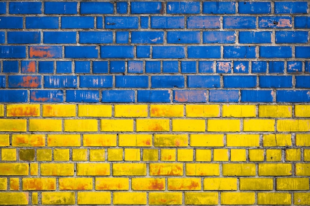 Nationalflagge der Ukraine auf einem Grunge-Backstein-Hintergrund