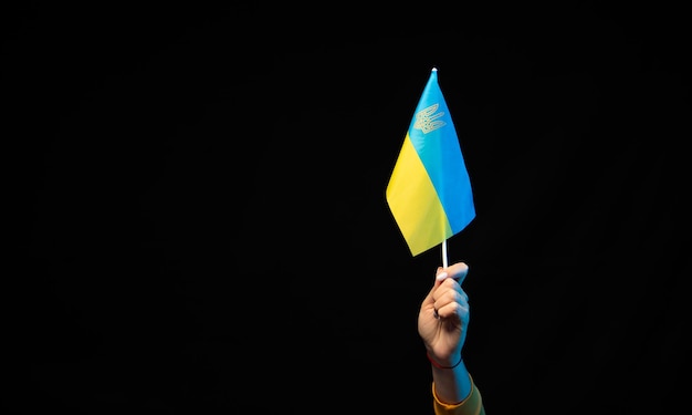 Nationalflagge der Ukraine auf einem Stock in den Händen Symbol der ukrainischen Staatlichkeit Kopieren Sie Platz