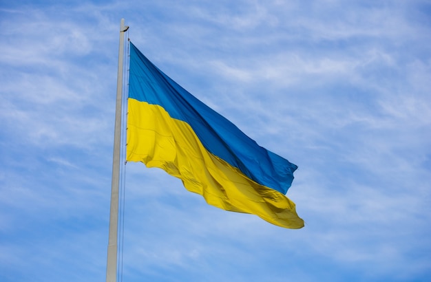 Nationalflagge der unabhängigen Ukraine, die im Wind weht