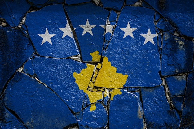 Foto nationalflagge des kosovo auf einer alten steinmauer