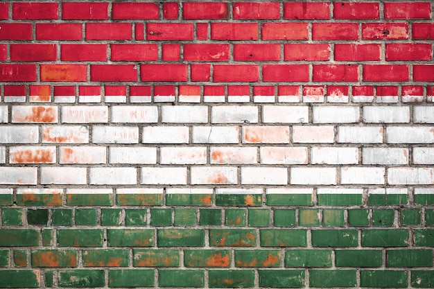 Nationalflagge Italiens auf einem Grunge-Backstein-Hintergrund