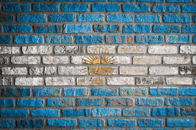 Nationalflagge von Argentinien auf einer alten Backsteinmauer