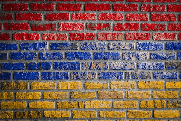 Nationalflagge von Armenien auf einer alten Backsteinmauer