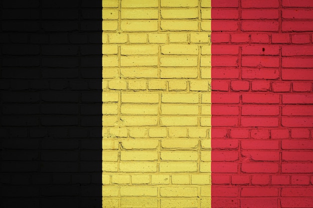 Nationalflagge von Belgien, die auf einer alten Mauer darstellt