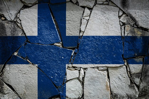 Nationalflagge von Finnland auf einer alten Steinmauer