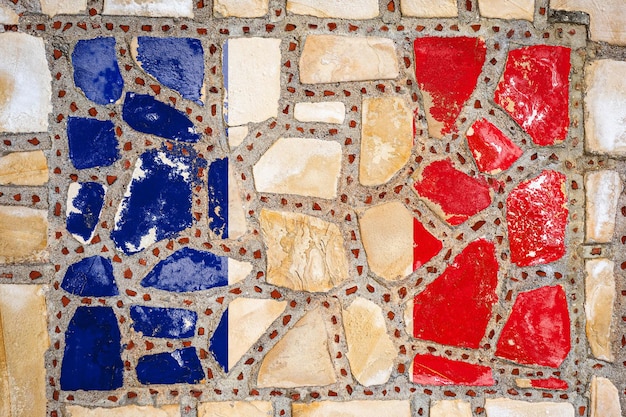 Nationalflagge von Frankreich auf Steinmauer Hintergrund Fahnenbanner auf Stein Textur Hintergrund