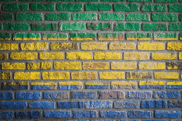 Nationalflagge von Gabun auf einer alten Backsteinmauer