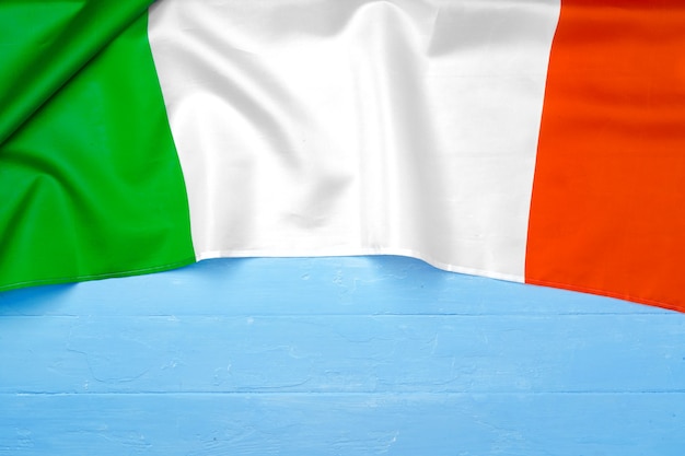 Nationalflagge von Italien auf hölzernem Hintergrund