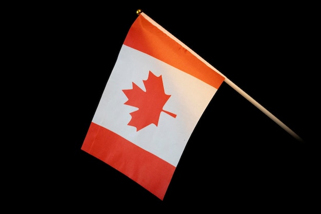 Nationalflagge von Kanada auf schwarzem Hintergrund