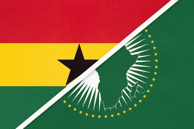 Foto nationalflaggen der afrikanischen union und ghanas vom afrikanischen textilkontinent gegen das ghanaische symbol