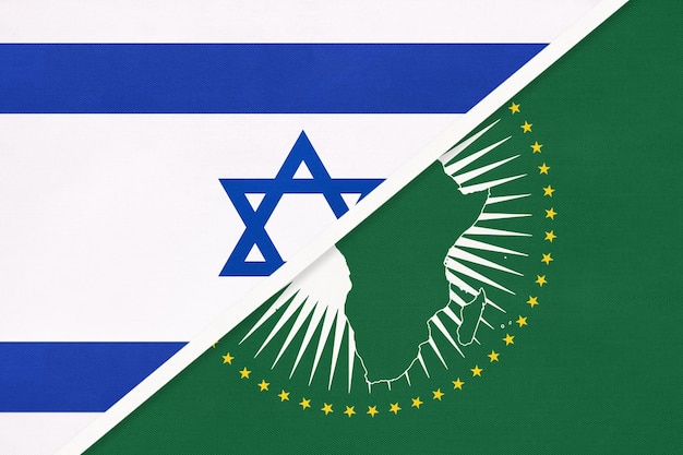 Nationalflaggen der Afrikanischen Union und Israels vom afrikanischen Textilkontinent gegen das israelische Symbol