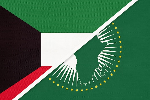 Nationalflaggen der Afrikanischen Union und Kuwaits vom afrikanischen Textilkontinent gegen das kuwaitische Symbol