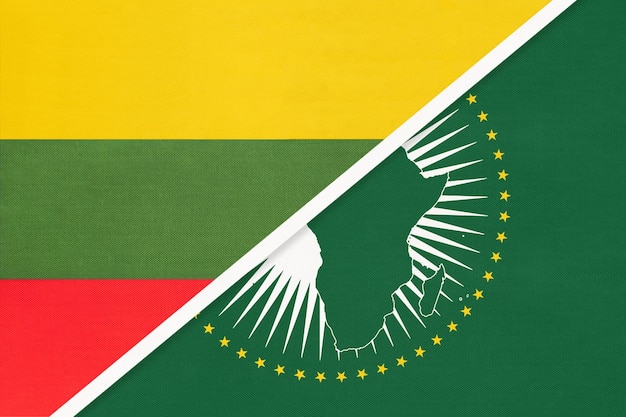 Nationalflaggen der Afrikanischen Union und Litauens vom afrikanischen Textilkontinent gegen das litauische Symbol