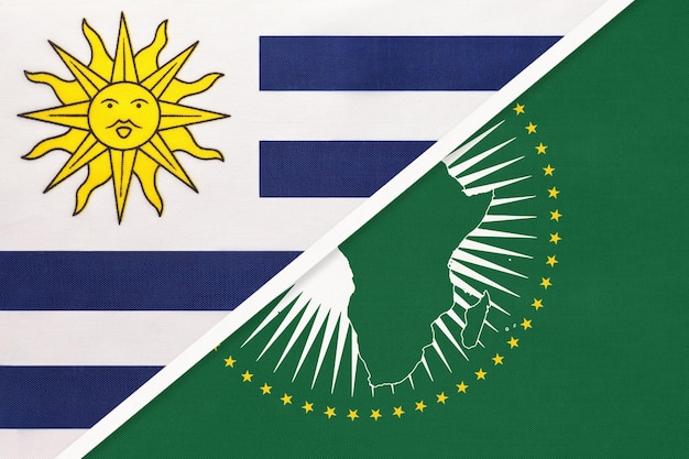 Nationalflaggen der Afrikanischen Union und Uruguays vom afrikanischen Textilkontinent gegen das uruguayische Symbol