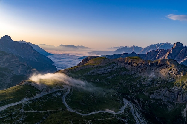 Nationalpark Drei Zinnen In den Dolomiten. Schöne Natur Italiens. FPV-Drohnenflüge aus der Luft bei Sonnenuntergang