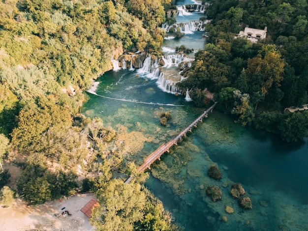 Foto nationalpark krka und kaskade der wasserfälle am fluss krka kroatien luftaufnahme naturhintergrund