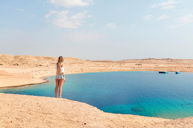 Nationalpark Ras Mohammed in Ägypten schöne Küste mit Sandstrand Landschaft mit wüstenblauem Himmel und Meer Meerblick