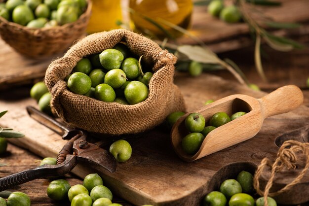 Natives Olivenöl extra mit frischen grünen Oliven hautnah