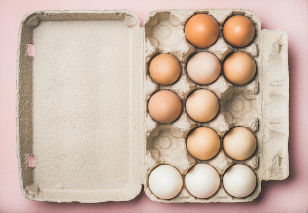 Natürlich gefärbte Eier für Ostern im Kopierraum