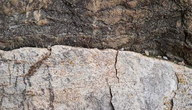 Natürliche alte Steinmauer mit Rissen