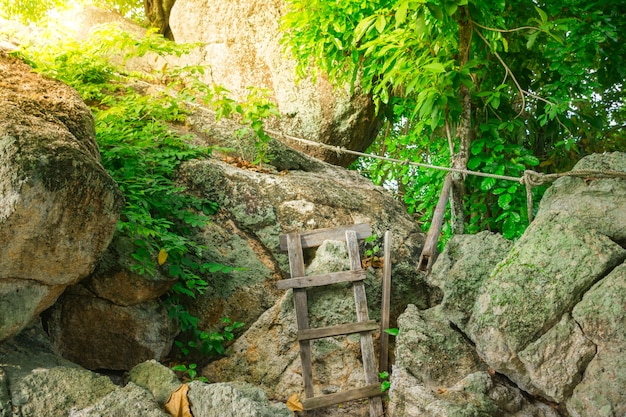 natürliche Aussicht mit alten Treppen auf dem Felsen