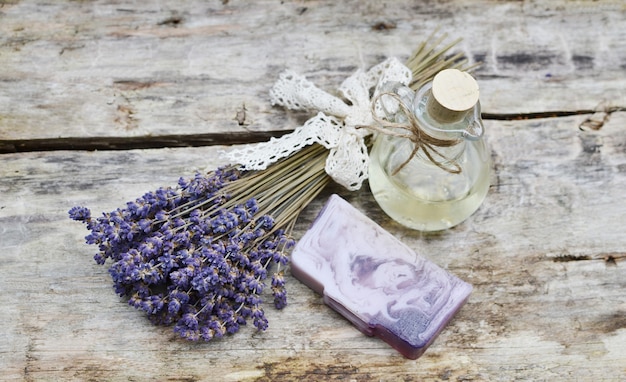 Natürliche Bestandteile für selbst gemachtes Körper-Lavendel-Salz-Peeling-Seifen-Öl-Schönheits-Konzept