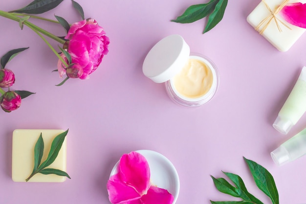 Natürliche Bio-Kosmetik, Creme für Gesicht und Körper mit Blüten, Pfingstrosenextrakt. Hautpflege, Wellnessanwendungen.