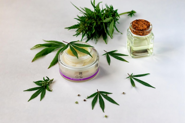 Natürliche Cannabis-Creme Hanf feuchtigkeitsspendende CBD-Lotion Kosmetisches Produkt auf hellem Hintergrund