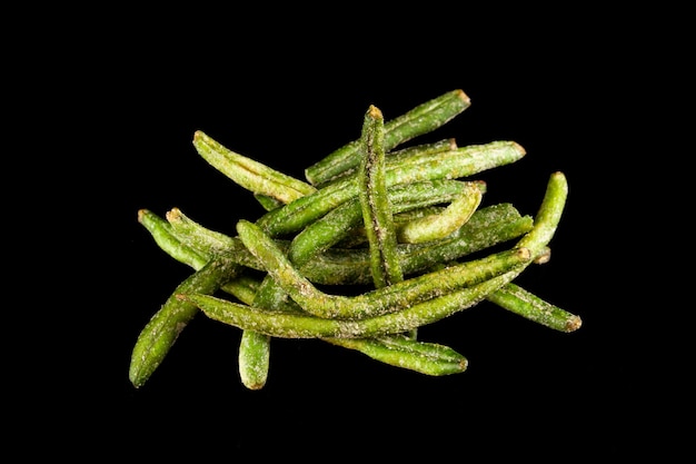 Natürliche Chips aus grünen Bohnen. Knuspriges Trockengemüse mit Zusatz von Melasse