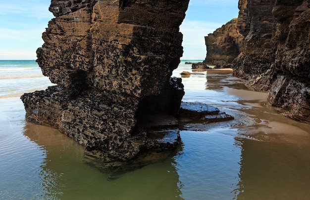 Natürliche Felsbögen am Strand von Kathedralen bei Ebbe (Kantabrische Küste, Lugo, Galicien, Spanien).