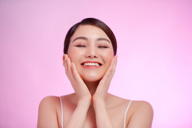 Natürliche Frau Schönheit saubere Haut schönes weibliches kosmetisches Konzept Gesichtsporträt