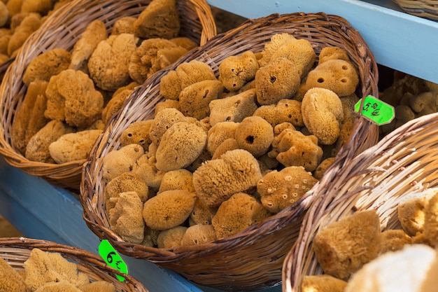 Natürliche gelbe und braune Badeschwämme auf dem lokalen Markt in Symi Island