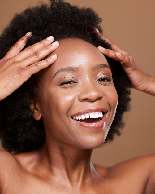 Natürliche Haarpflege schwarze Frau und Schönheitsporträt im Studio für Kosmetik gesunder Glanz und Hautpflege Headshot Fröhliches afro-afrikanisches Modellgesicht mit Haarwuchs Hautpflege Gesichtsglanz und Dermatologie