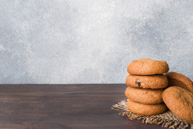 Natürliche Hafermehlplätzchen auf hölzernem Hintergrund. Rustikaler Stil