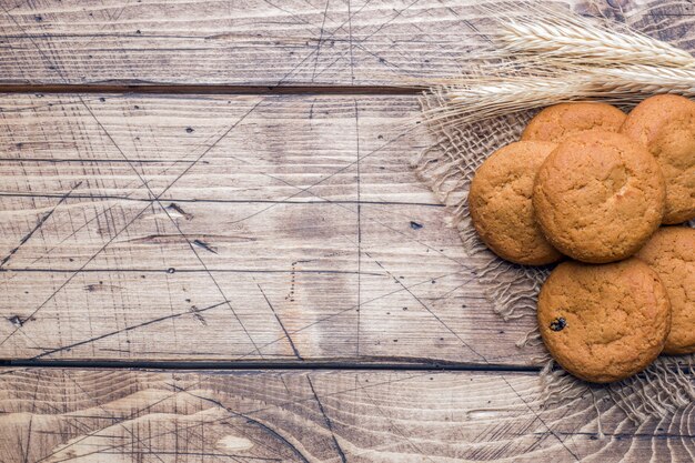 Natürliche Hafermehlplätzchen auf hölzernem Hintergrund