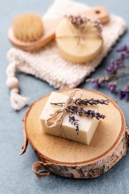 Natürliche handgemachte Seife. Bio-Seifenstücke mit Pflanzenextrakten.