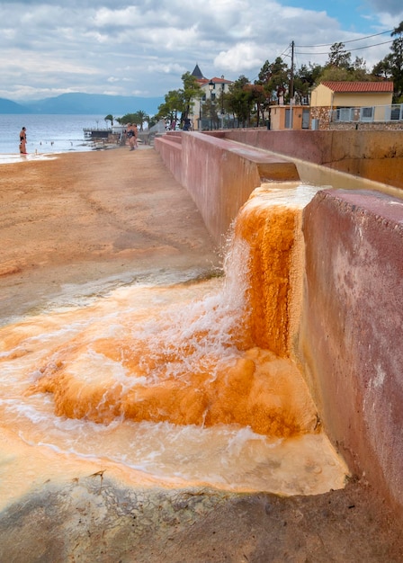 Natürliche Heilbäder in heißen Quellen mit Mineralwasser in einem griechischen Kurort Loutra Edipsou, Griechenland