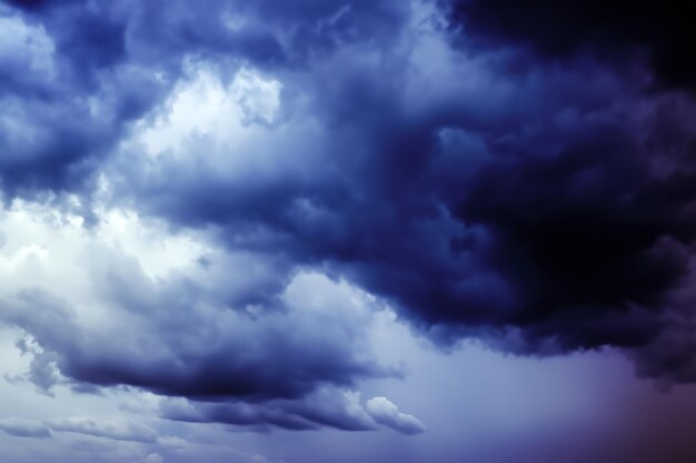 Foto natürliche himmelszusammensetzung dunkel unheilvoll farbenfrohe sturmregenwolken dramatischer himmel bewölkte stürmische wolkenlandschaft gewitter element der apokalypse design ton