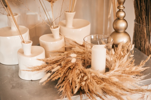 Natürliche Inneneinrichtung, Tisch, Kerzenständer mit Kerzen und trockenen Kräutern