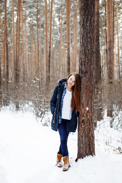 Natürliche junge Frau im Winterwald