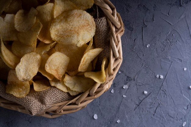 Foto natürliche kartoffelchips auf grauem betonhintergrund