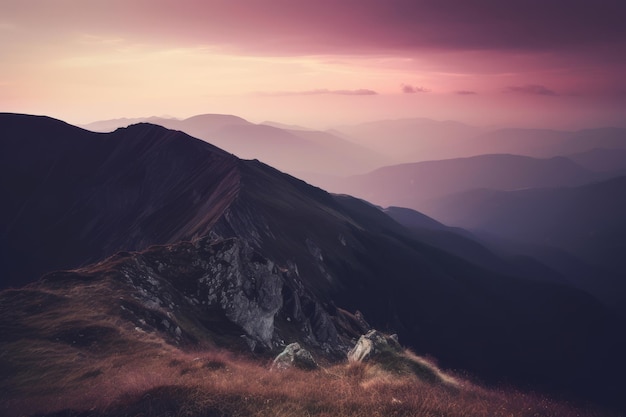 natürliche Landschaft mit lila Himmel und Nebel zwischen den Bergen