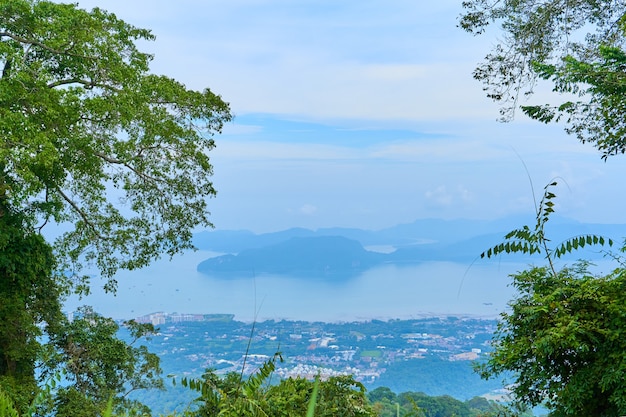 Natürliche Landschaft. Tropische Insel in Malaysia. Blick auf die Natur des Bergdschungels vom hohen Standpunkt aus.