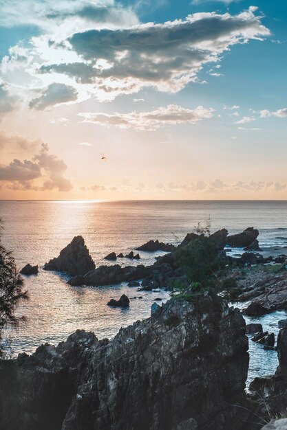 Foto natürliche landschaftsfotografie des jumping rock beach in quang binh vietnam sonnenaufgang im ozean