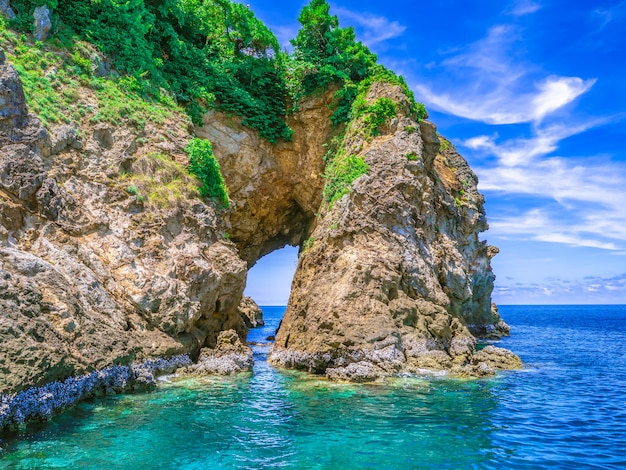 Natürliche Lochklippe auf dem Meer