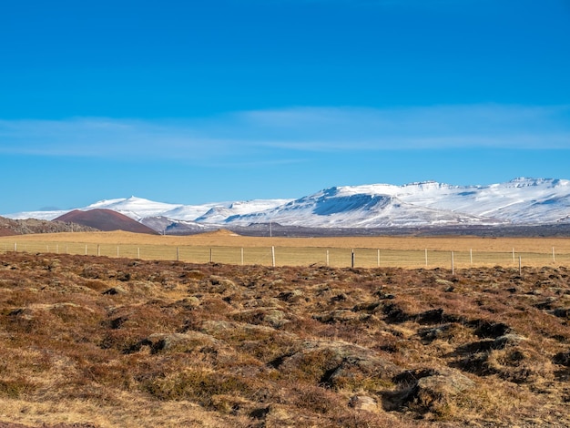 Natürliche malerische Aussicht auf Berge und Feld in der Wintersaison in Island